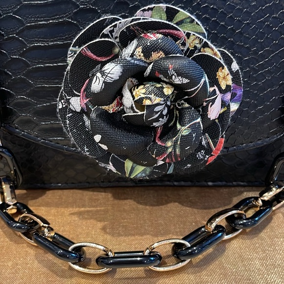 Beautiful NWT Browns shoulder and crossbody bag with Multi-Colored Fabric Flower - Picture 8 of 17